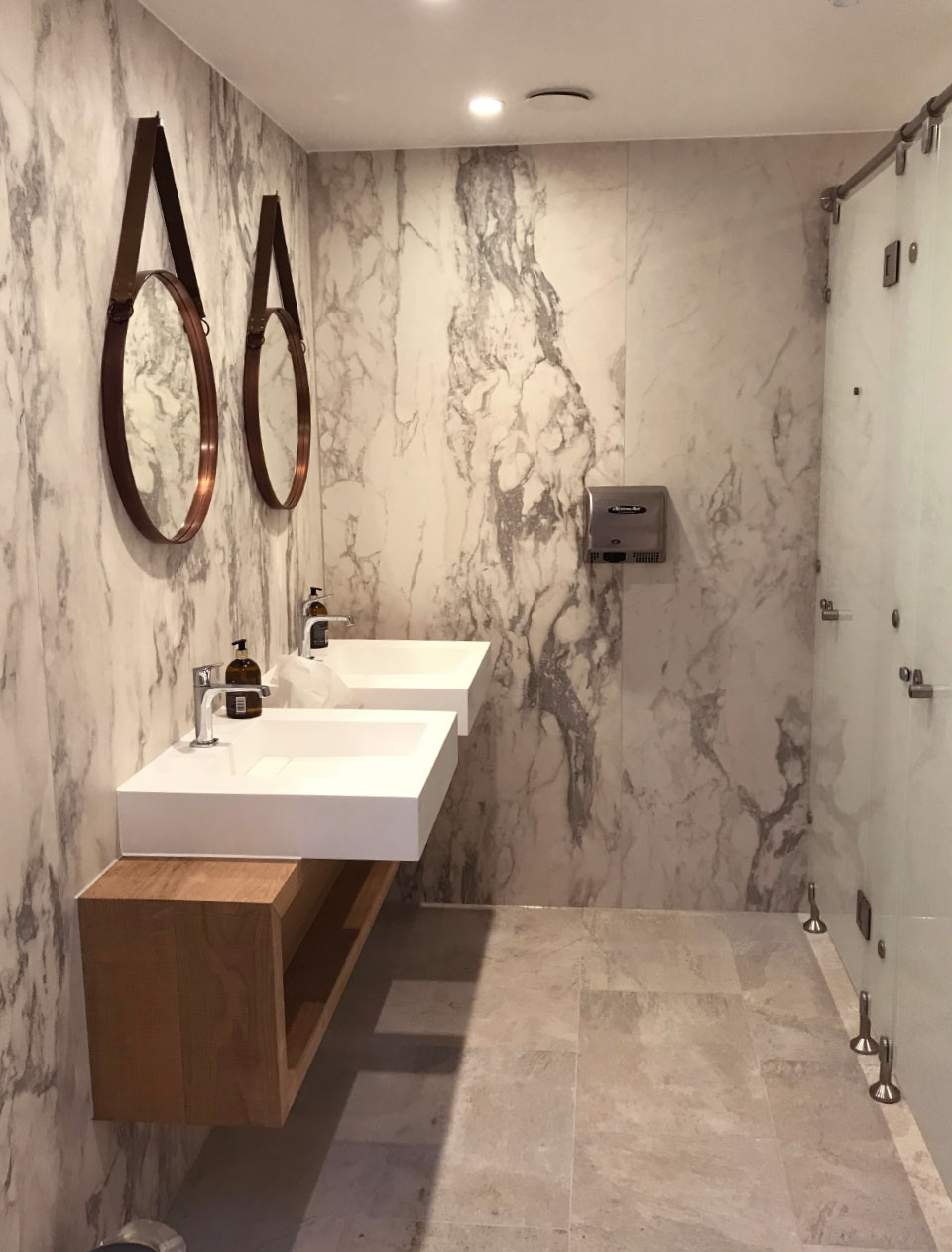 spadesign–interiordesign-silverlakespa-marbleshowers